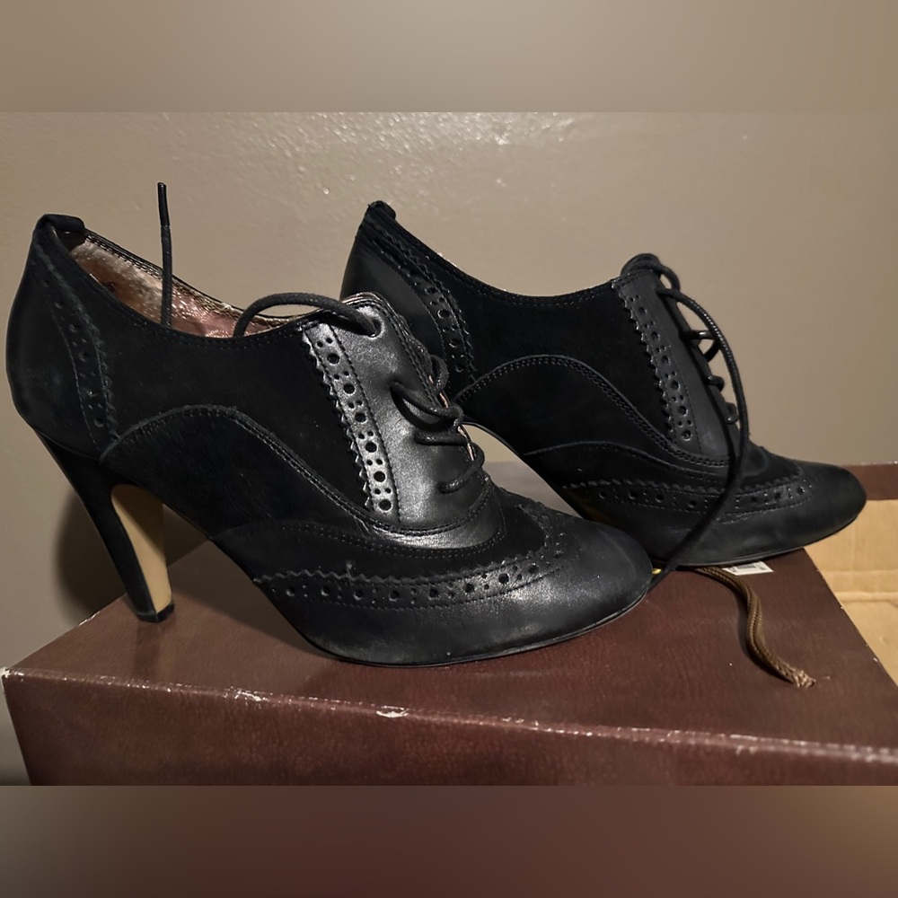Seychelles “Filthy Rich” Black Genuine Leather “wing-tips” whimsical Heels